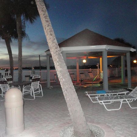 Two Bedroom Two Bath Family Condo - Sleeps Four - Unit B - Private Beach St. Petersburg Extérieur photo