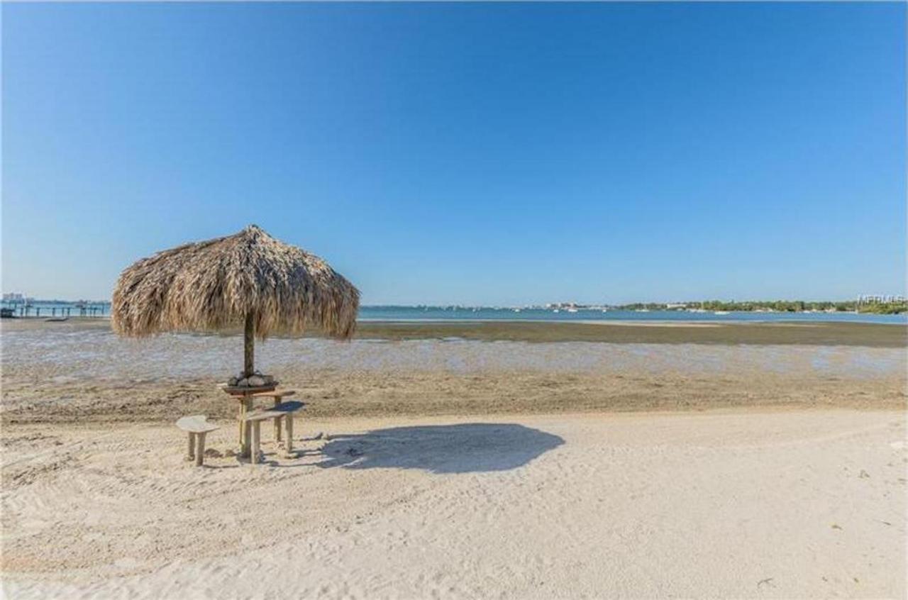 Two Bedroom Two Bath Family Condo - Sleeps Four - Unit B - Private Beach St. Petersburg Extérieur photo