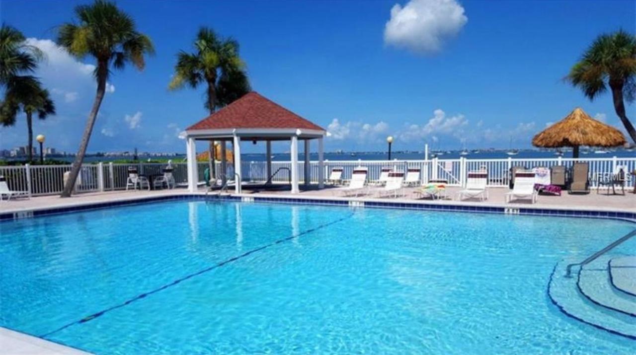 Two Bedroom Two Bath Family Condo - Sleeps Four - Unit B - Private Beach St. Petersburg Extérieur photo