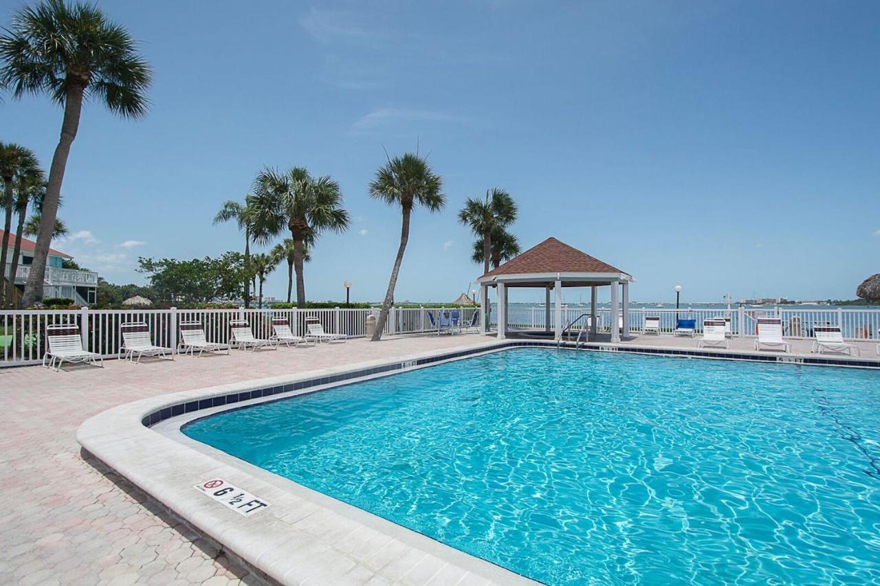 Two Bedroom Two Bath Family Condo - Sleeps Four - Unit B - Private Beach St. Petersburg Extérieur photo