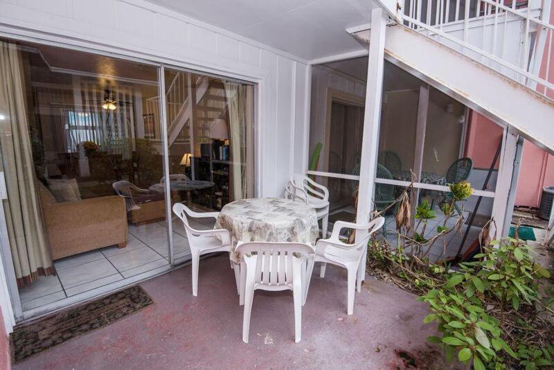 Two Bedroom Two Bath Family Condo - Sleeps Four - Unit B - Private Beach St. Petersburg Extérieur photo