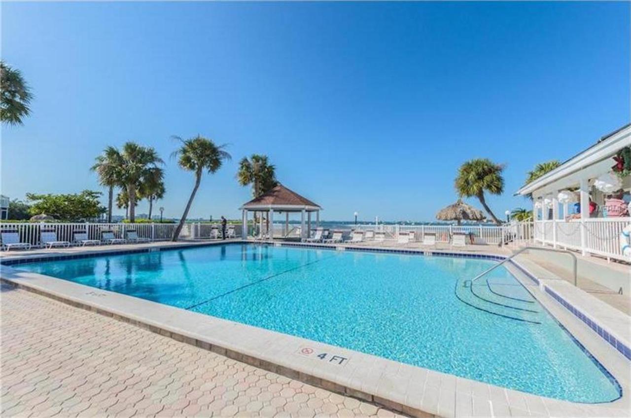 Two Bedroom Two Bath Family Condo - Sleeps Four - Unit B - Private Beach St. Petersburg Extérieur photo