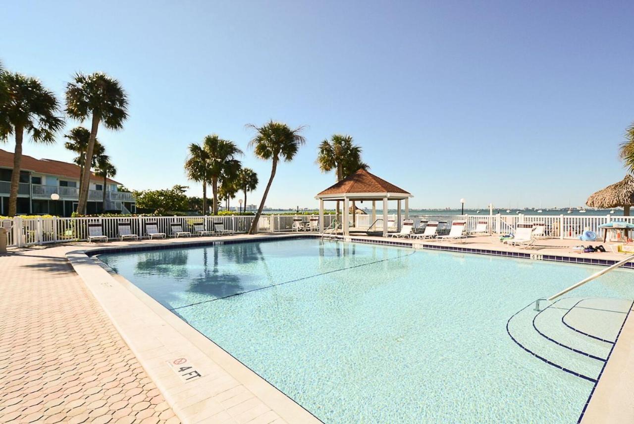 Two Bedroom Two Bath Family Condo - Sleeps Four - Unit B - Private Beach St. Petersburg Extérieur photo