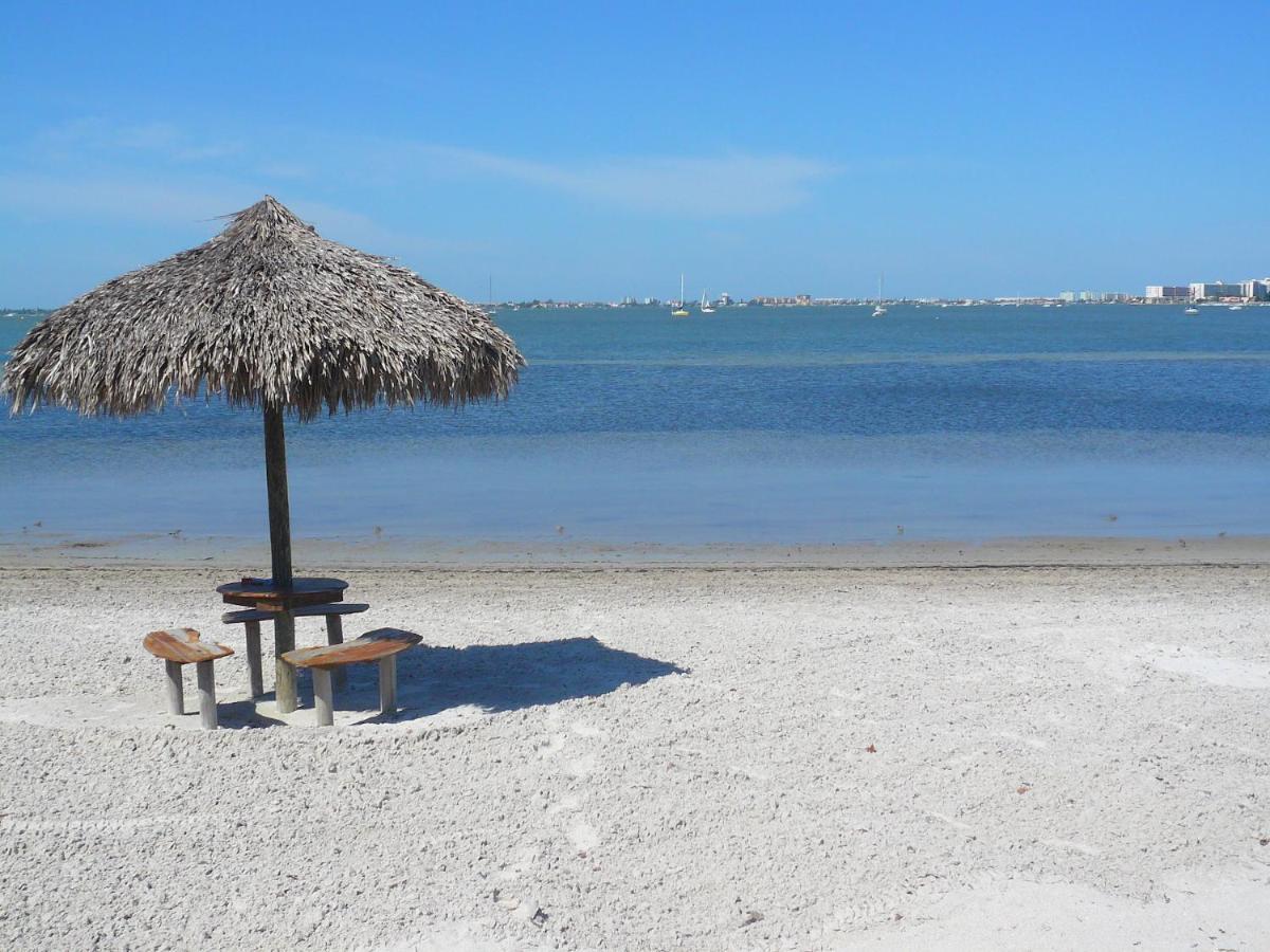 Two Bedroom Two Bath Family Condo - Sleeps Four - Unit B - Private Beach St. Petersburg Extérieur photo