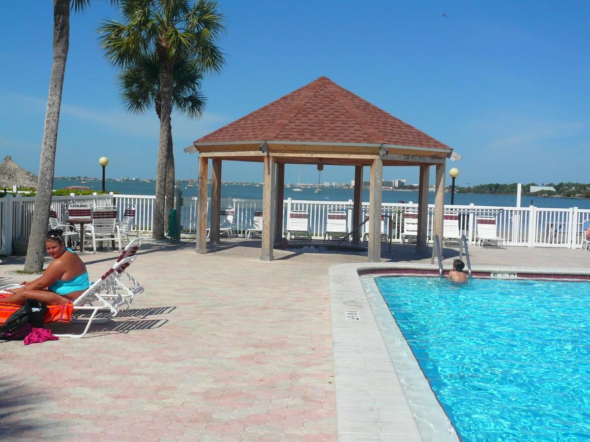 Two Bedroom Two Bath Family Condo - Sleeps Four - Unit B - Private Beach St. Petersburg Extérieur photo