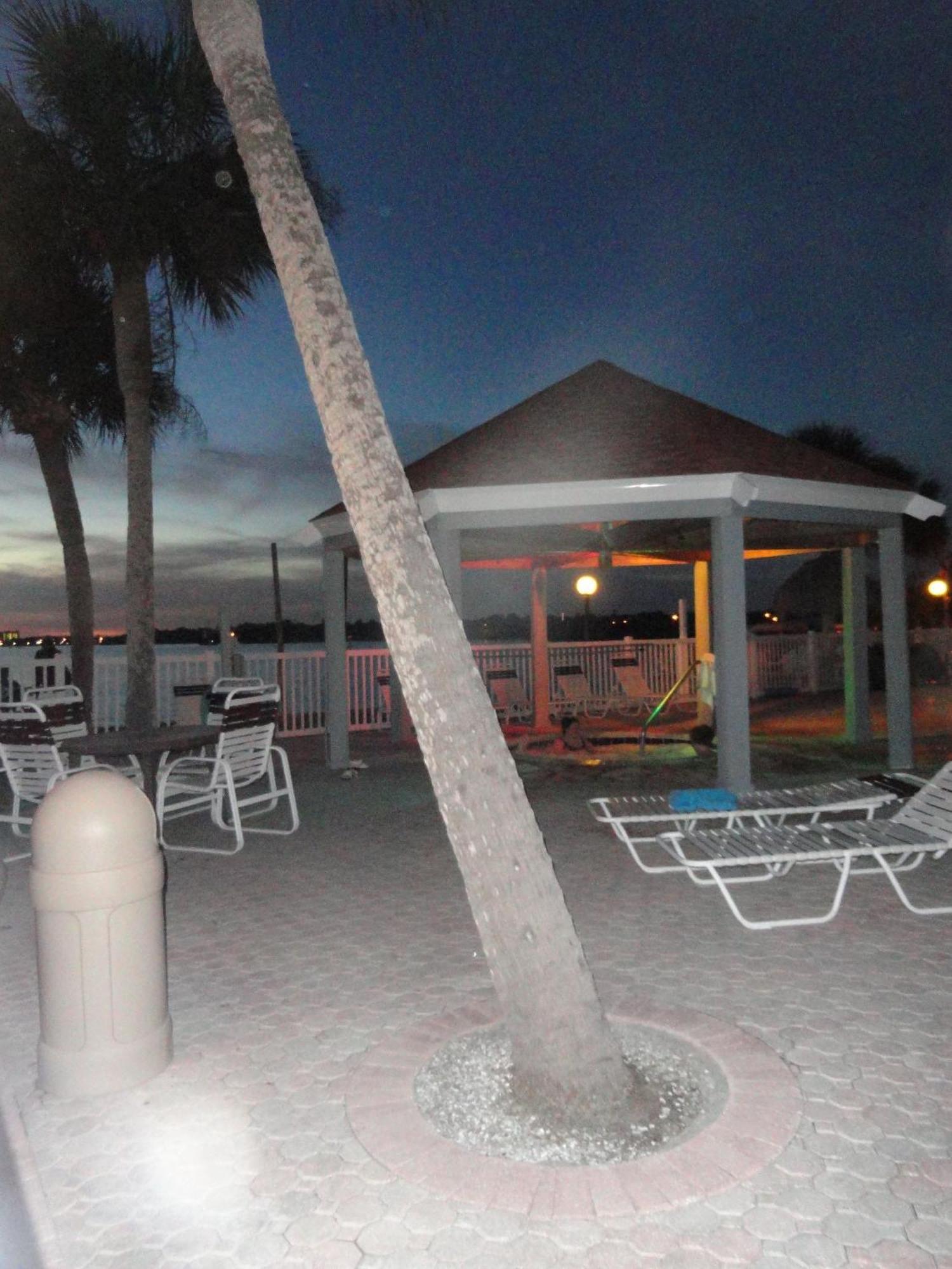 Two Bedroom Two Bath Family Condo - Sleeps Four - Unit B - Private Beach St. Petersburg Extérieur photo